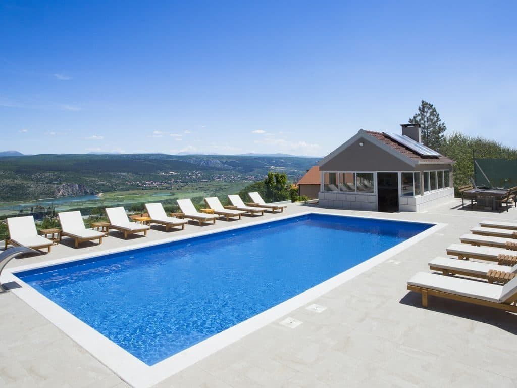 Ilustracija članka: Bazeni u Imotskoj krajini niču kao gljive poslije kiše, a ministarstvo financira još 15 novih