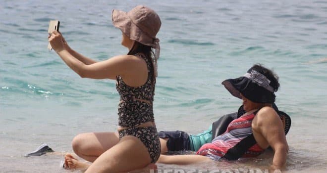 Ilustracija članka: Dalmatinka nasmijala regiju: Hercegovka motri na djecu iako ne zna da pliva 