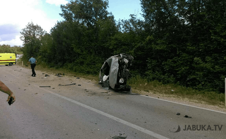 Ilustracija članka: Široki Brijeg: Automobil se zabio u brdo i završio na boku