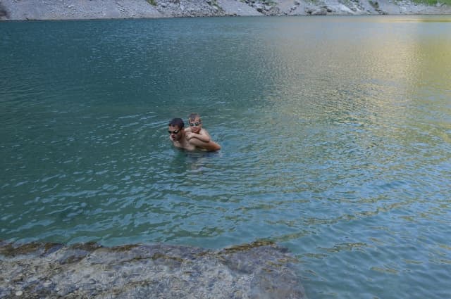 Ilustracija članka: Voda u Modrom jezeru izvrsna za kupanje