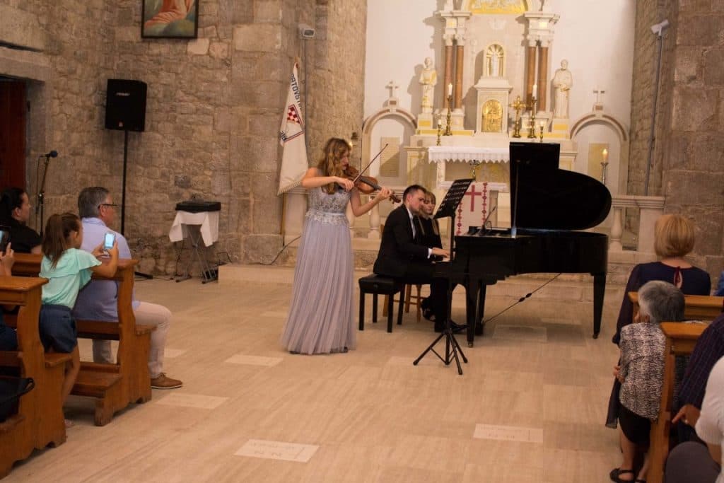 Ilustracija članka: Koncertom Ivana Galića iz Gorice i prijatelja završit će kulturna manifestacija XIII. Dani Matice hrvatske u Grudama -Božiću ususret-