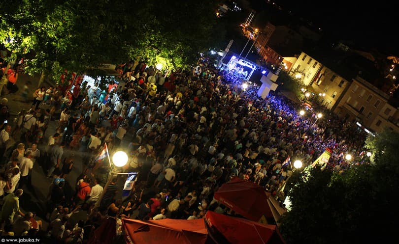 Ilustracija članka: Široki Brijeg: Otkazan koncert ”Opće opasnosti”, Jelena Rozga na središnjem trgu