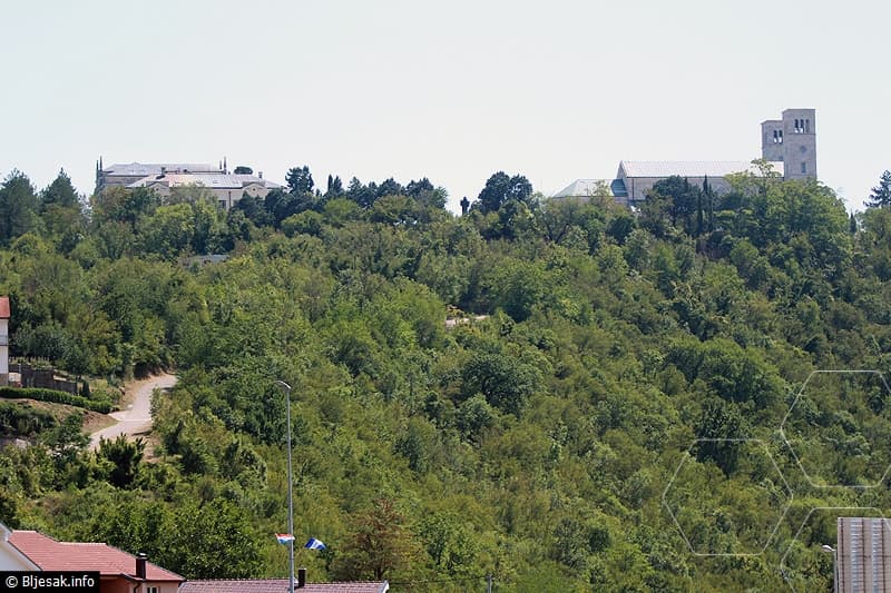 Ilustracija članka: Pun kombi Arapa zalutao prema širokobriješkoj crkvi za vrijeme mise