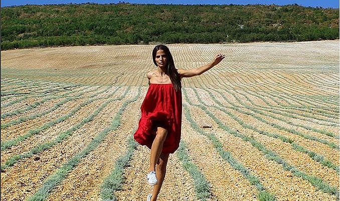 Ilustracija članka: Najtraženija hrvatska manekenka s londonskom adresom pozirala u hercegovačkom smilju