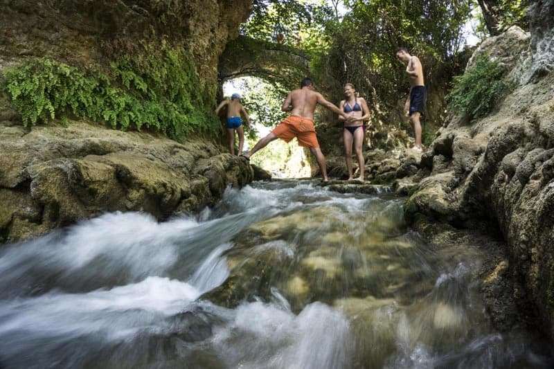 Ilustracija članka: Britanski magazin na listu 15 najspektakularnijih kupališta stavio mjesto u Hercegovini
