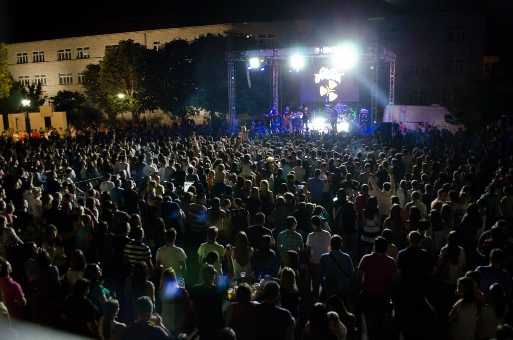 Ilustracija članka: Parni valjak u nedjelju svira na posuškom trgu