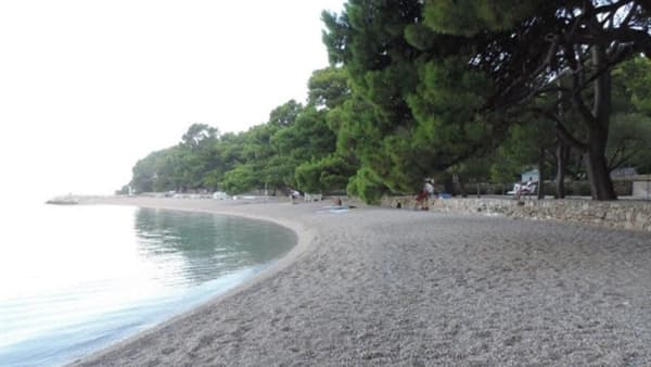 Ilustracija članka: NEMA VIŠE RUČNIKA NA PLAŽAMA Pogledajte pogledajte kako su Breljani riješili problem “rezervacije”