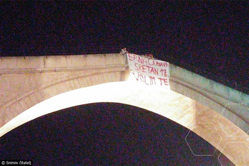 Ilustracija članka: Vozio pet sati da djevojci transparentom na Starom mostu čestita rođendan