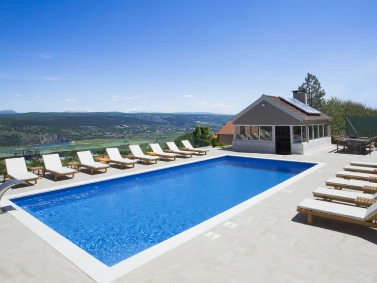 Ilustracija članka: ŽZH sufinancira izgradnju bazena