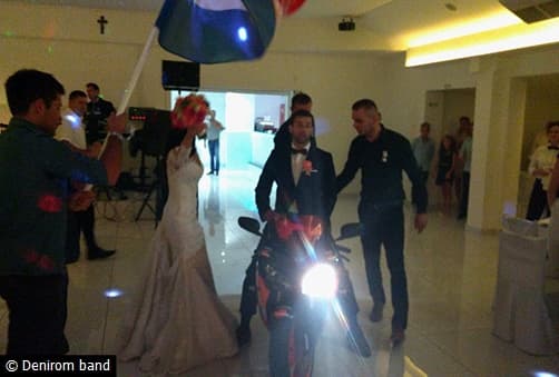 Ilustracija članka: VIDEO | Livno: Mladenci u salu ušli na motoru uz Despacito