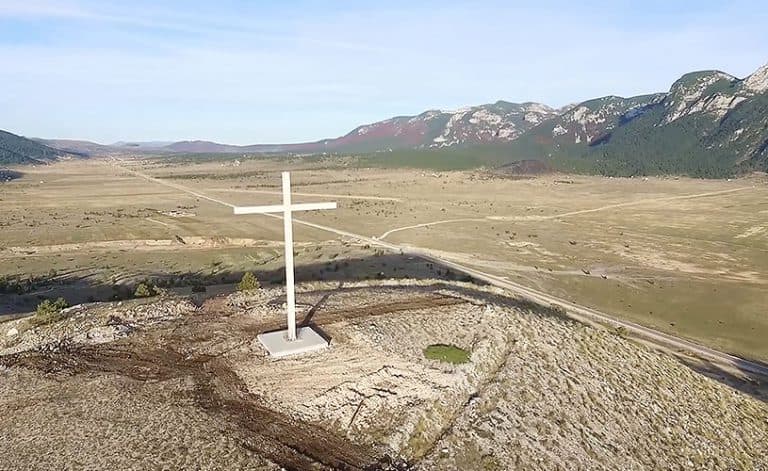 Ilustracija članka: Karamatić: Križ na Blidinju smeta, a zastave ISIL-a po Bosni ne smetaju?