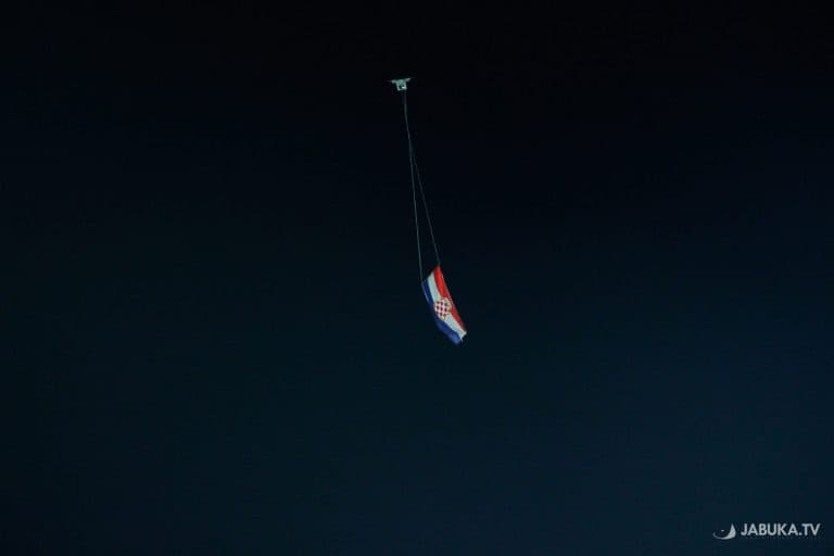 Ilustracija članka: Dron sa zastavom Herceg-Bosne letio nad stadionom u Mostaru, glavni sudac prekinuo utakmicu