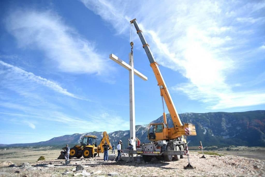 Ilustracija članka: Na Blidinjskoj Borovoj glavi postavljen križ visok 15 metara