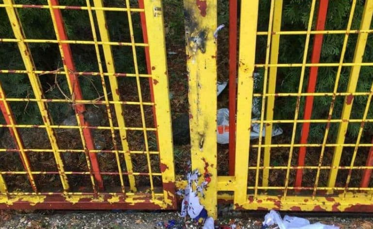 Ilustracija članka: Kod spomenika poginulim braniteljima HVO-a, u Maglaju zapalili hrvatske zastave