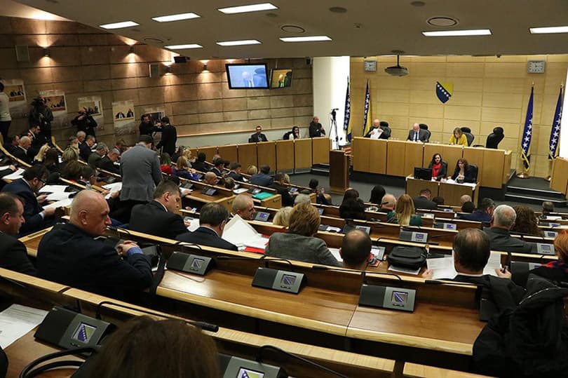 Ilustracija članka: SDP udario na hrvatska imena i Herceg-Bosnu, Klub HDZ-a napustio sjednicu