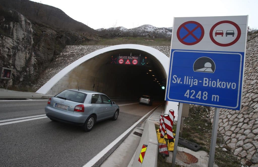 Ilustracija članka: Besplatnim tunelom do mora: Može li 20 kn spasiti Imotsku krajinu ili ne?