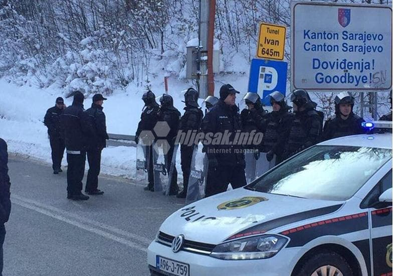 Ilustracija članka: Vozači satima u kolonama, nestaje im vode i hrane, djeca se smrzavaju…