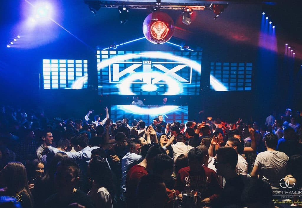 Ilustracija članka: Tko će Hercegovcima zabranit da partijaju? Noćni klub iz Posušja pokrenuo radijski prijenos