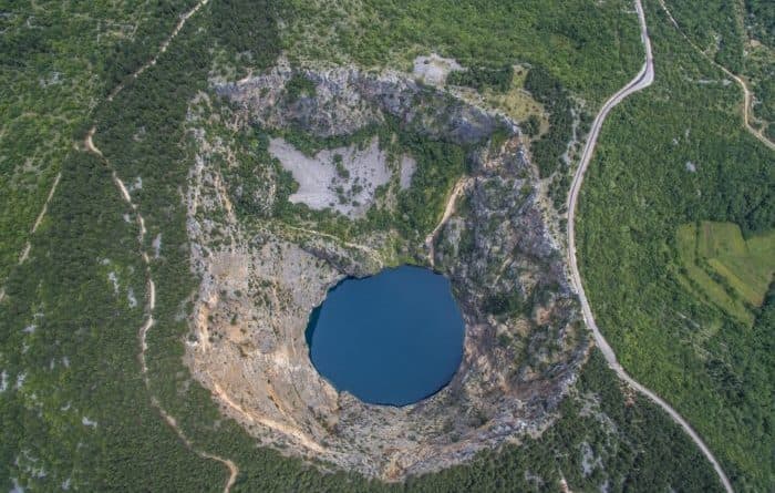 Ilustracija članka: Započeo program sanacije opožarenog terena i borove šume u okružju Crvenoga jezera