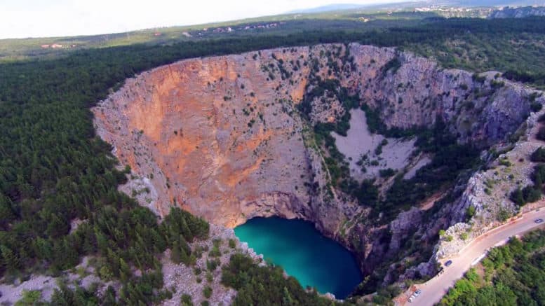 Ilustracija članka: Prirodni fenomen Dalmatinske zagore, Crveno i Modro jezero 2020. postaju UNESCO-ov geopark