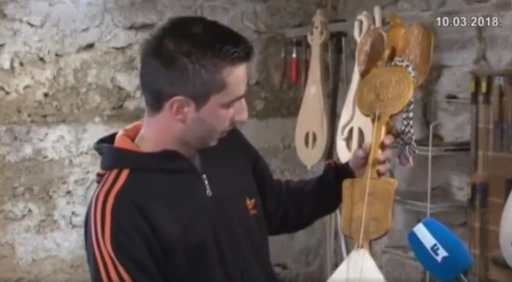Ilustracija članka: VIDEO: Klobučanin završio studij prometnih znanosti i izrađuje gusle