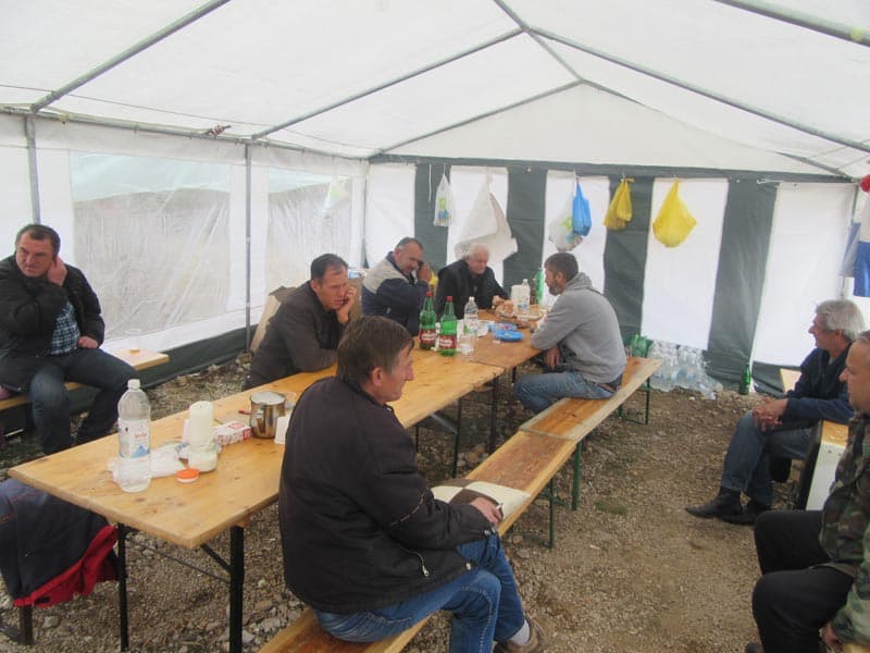 Ilustracija članka: Ljubuški: “Zaboravljeni branitelji” na Bijači prosvjeduju već šesti dan