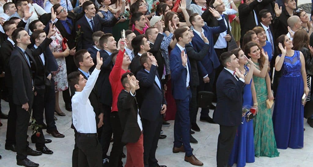 Ilustracija članka: Stotinjak maturantica treba pomoć dobrih ljudi