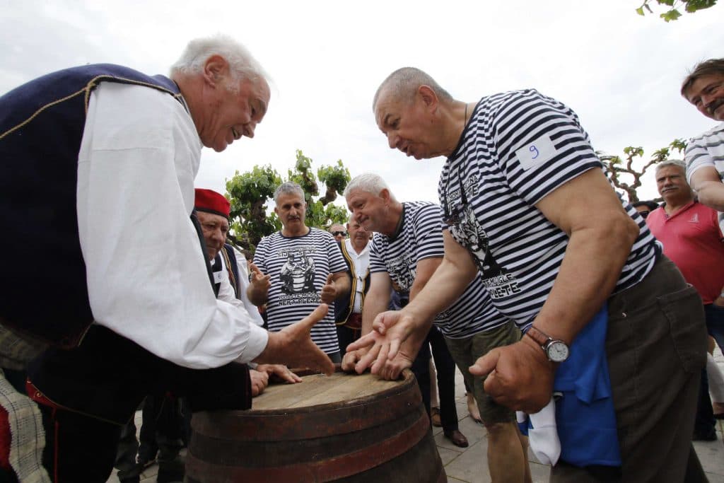 Ilustracija članka: Prvo natjecanje u šijavici u organizaciji grada Makarske: Imoćani nadjačali Makarane