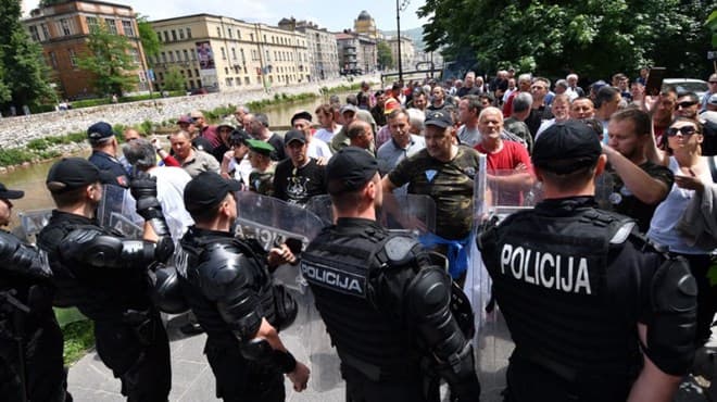 Ilustracija članka: Zaboravljeni branitelji uz psovke i prijetnje otjerali Vladu Marušića: Bacite ga u Miljacku (VIDEO)