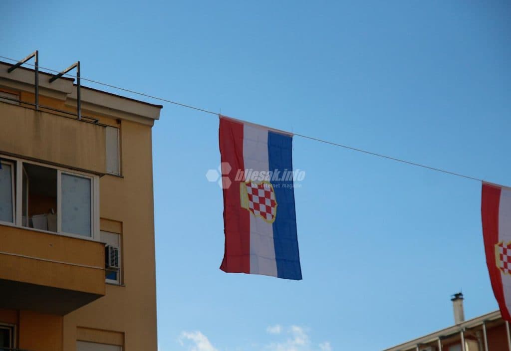 Ilustracija članka: Mostar ”okićen” zastavama Herceg-Bosne