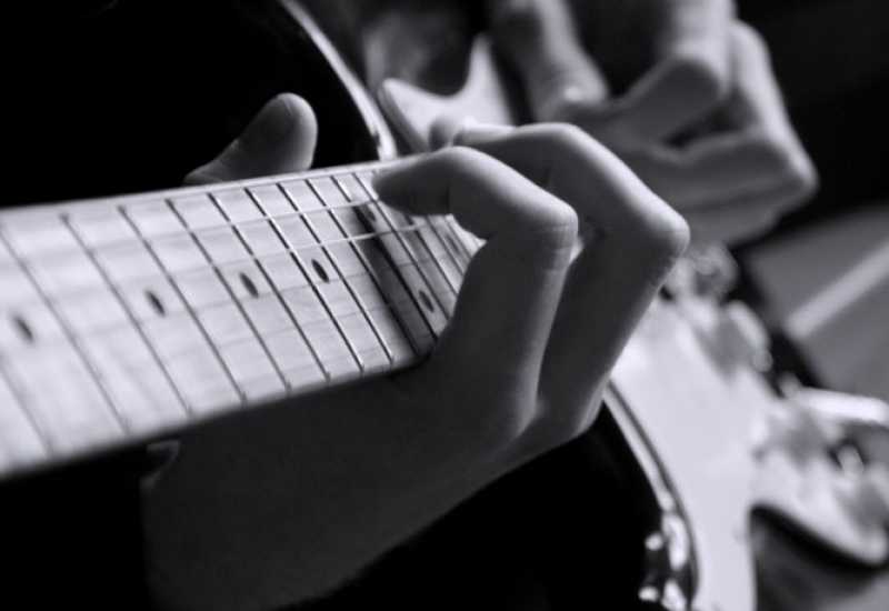 Ilustracija članka: BiH: Dječak preminuo od strujnog udara dok je svirao električnu gitaru