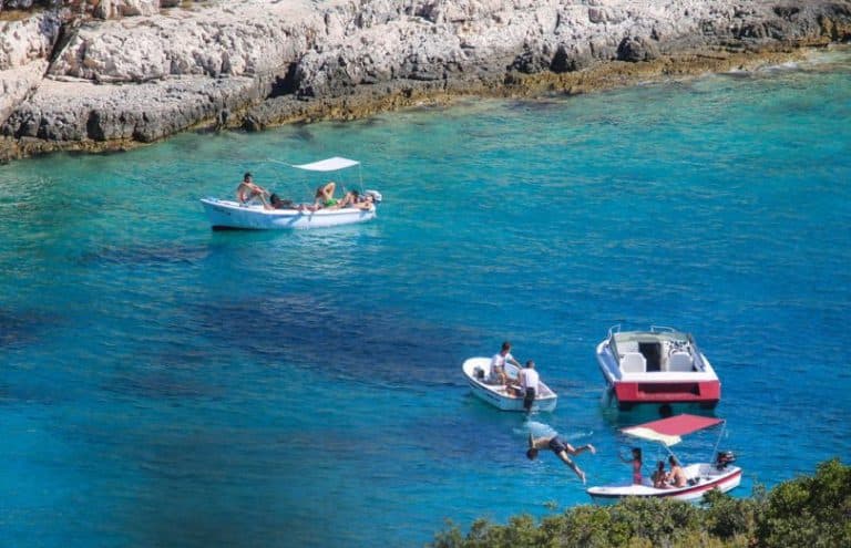 Ilustracija članka: Šokantne cijene na Jadranu: Parkiranje 66 KM, hamburger 44, sendvič 26