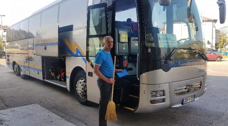 Ilustracija članka: Lijanović u kampanju krenuo autobusom i s metlom pa doživio lakšu nesreću
