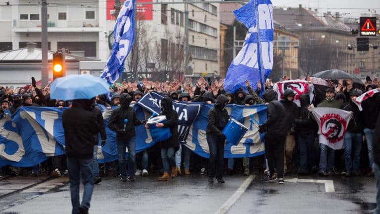 Ilustracija članka: Krvavi obračun BBB-a i Torcide na autocesti: Palicama razbijali aute i kafić