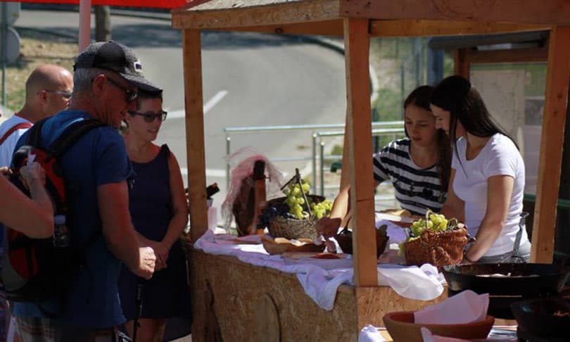 Ilustracija članka: Hercegovačke delicije prezentirane na vodopadu Kravica