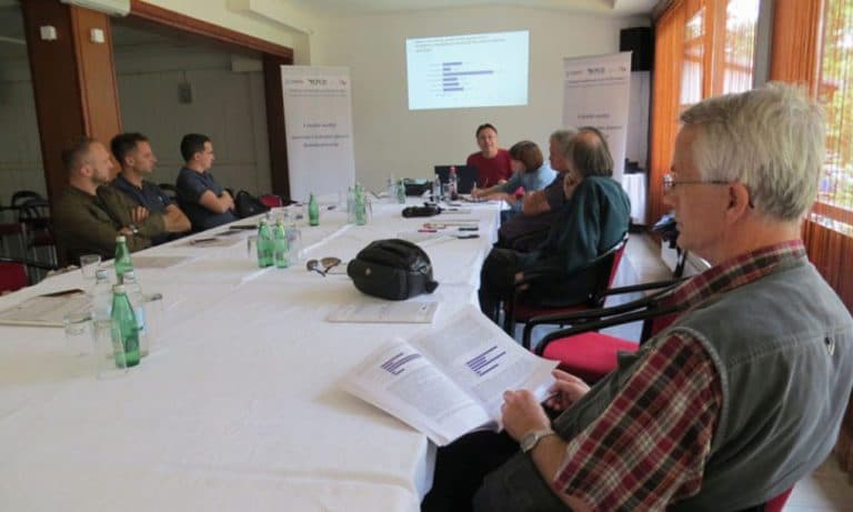 Ilustracija članka: Lokalni mediji ključni za široku demokratizaciju društva