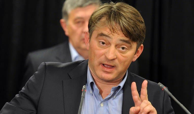 Ilustracija članka: Komšić: Hrvatska opljačkanim novcem otvara konzulate po BiH