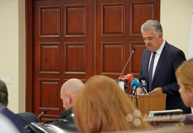 Ilustracija članka: Zadnjeg dana kampanje Herceg naručio vozilo za Vladu