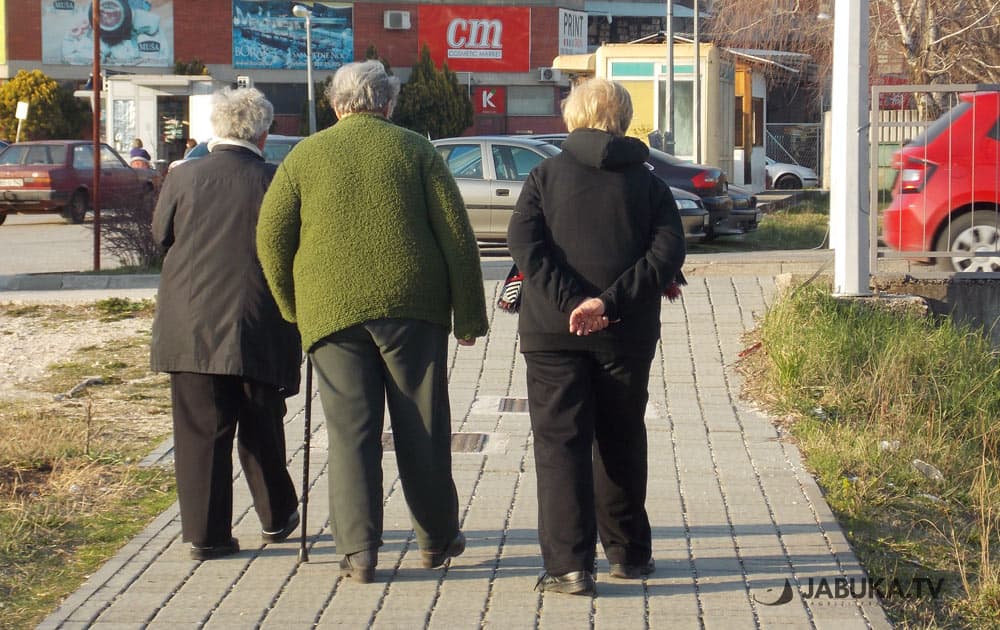 Ilustracija članka: Nepoznati mladić otplatio sve dugove umirovljenicima u maglajskoj ljekarni