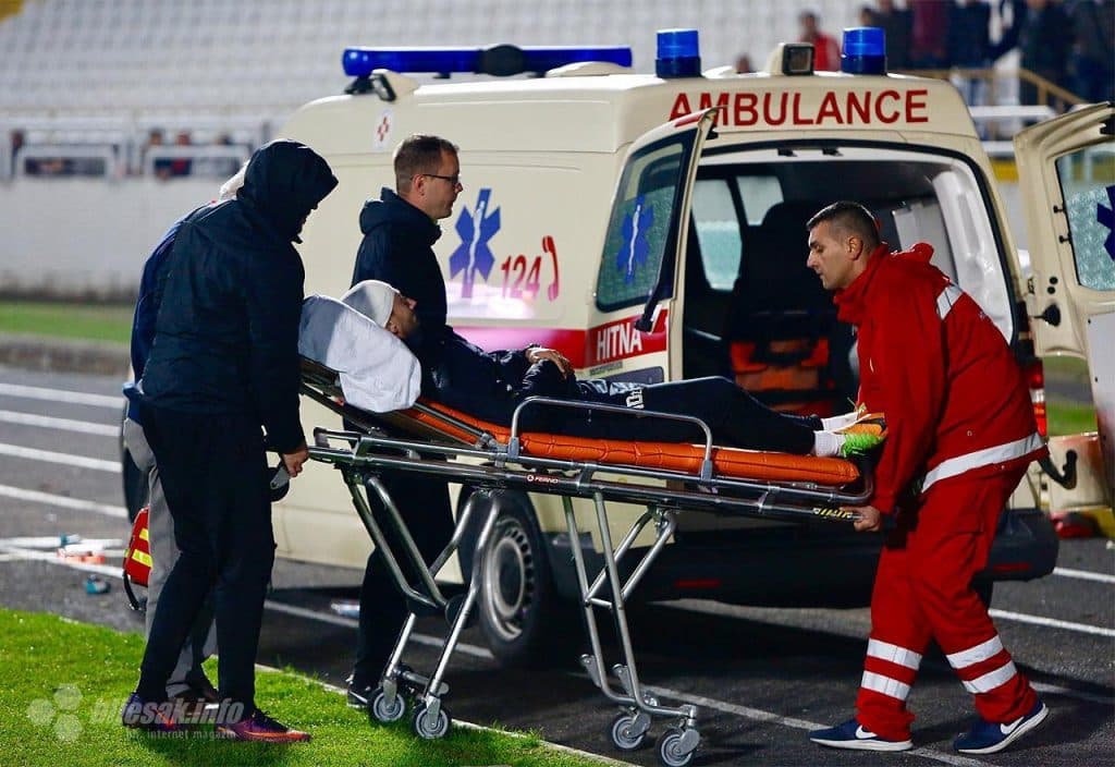 Ilustracija članka: Sarajevski trener pogođen, pa iznesen na nosilima
