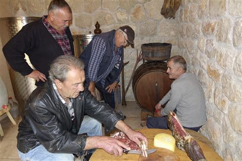 Ilustracija članka: Odlična berba u Imotskoj krajini, očekuju se hektolitri vrhunskog vina: Stalno smo u konobi, ako zakasniš jedan dan čitav trud ode u vodu