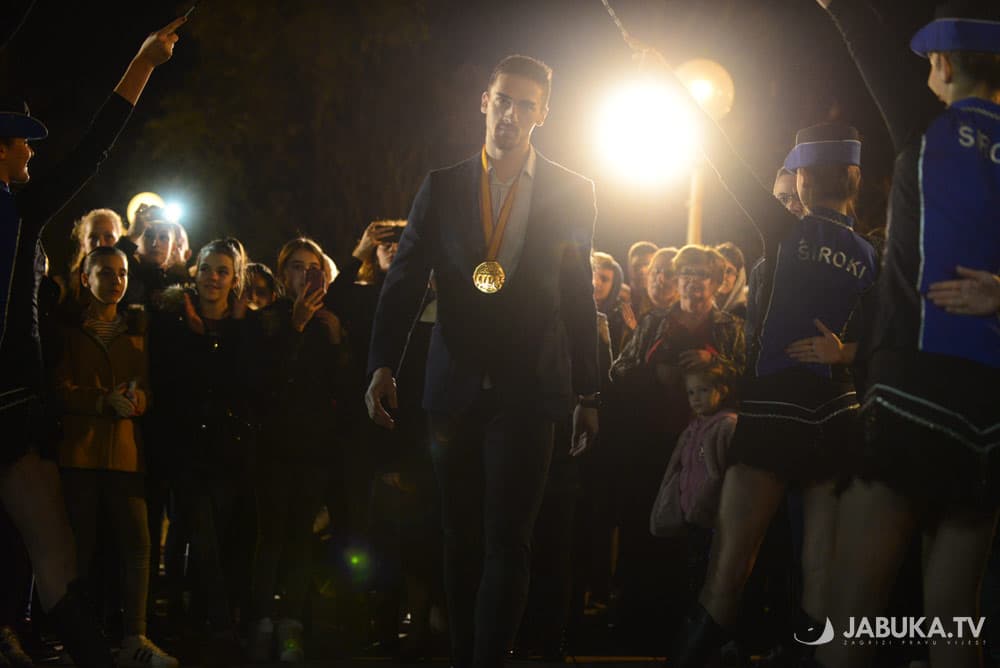 FOTO: Ivan Kvesić u rodnom gradu proslavio svjetsko zlato