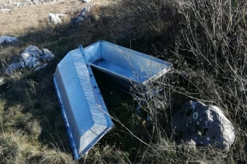Ilustracija članka: Pored magistralnog puta Livno – Šujica pronađen prazan mrtvački sanduk