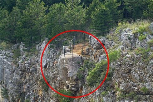 Ilustracija članka: Opasno po život: Vidilica na litici s pogledom na imotski kraški fenomen se urušava, maknite se od nje! Naišli smo, međutim, na neke ‘junake’ koji upozorenje ignoriraju..
