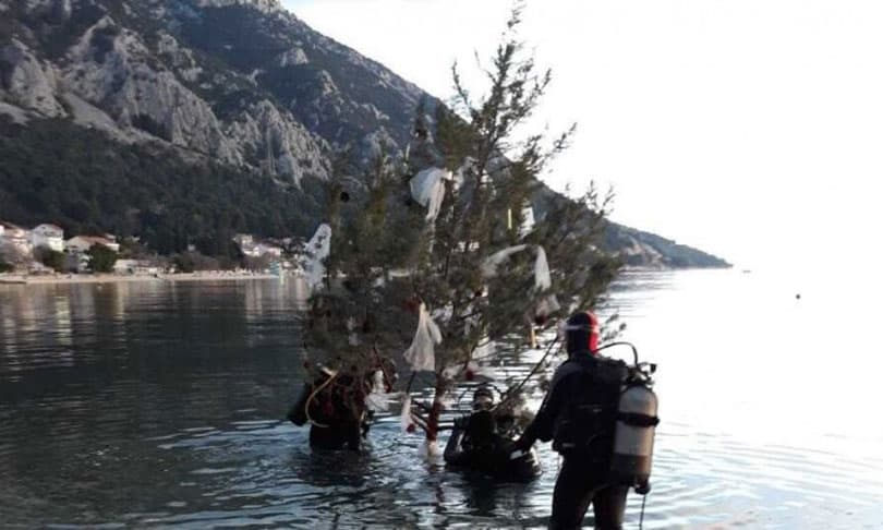 Ilustracija članka: Hercegovački ronioci u Gracu pod more postavili božićno drvce