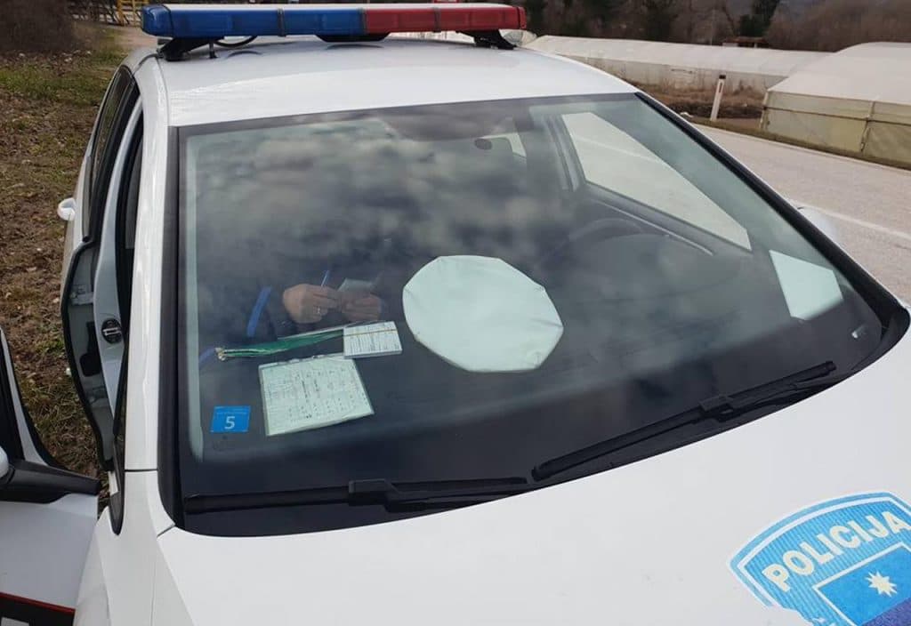 Ilustracija članka: Vozači se žale: Policija ne upozorava za sticker, odmah pišu kazne