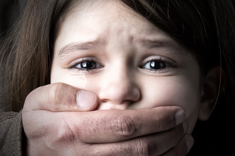 Ilustracija članka: Godinama zlostavljao djevojčicu: Pedofilu iz Posušja 27 mjeseci zatvora