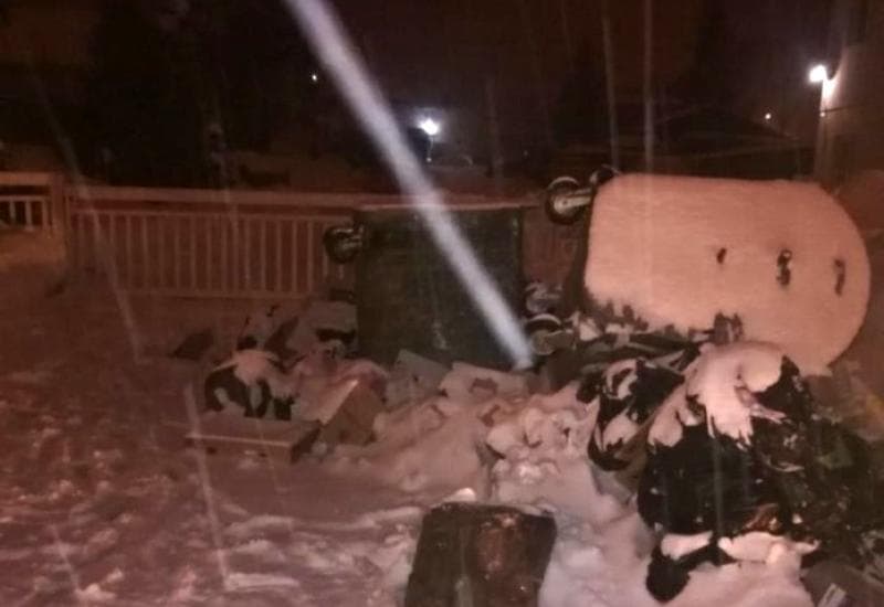 Ilustracija članka: Tomislavgrad: Kontejnere natovarili na kamion i iskipali pred kapijom komunalnog