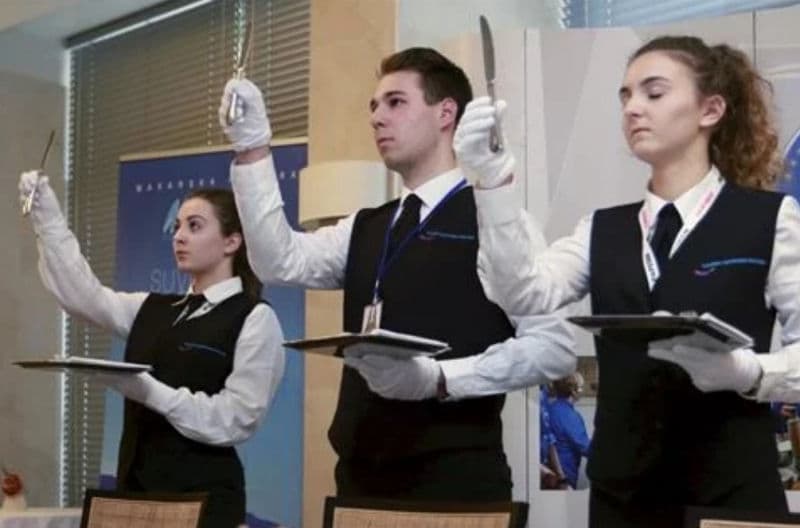 Ilustracija članka: Otvorena bitka za svakog konobara: nude im 13. plaću, uskrsnicu, božićnicu, darove za djecu