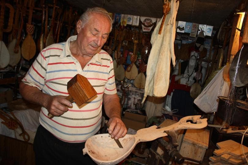 Ilustracija članka: Čuvar tradicije: Mate iz Jara izradio 500 gusala